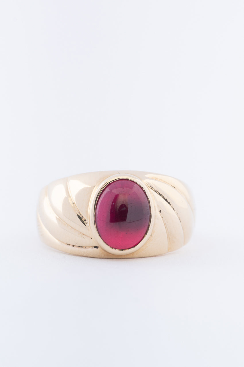 Gouden heren ring met een synth. robijn