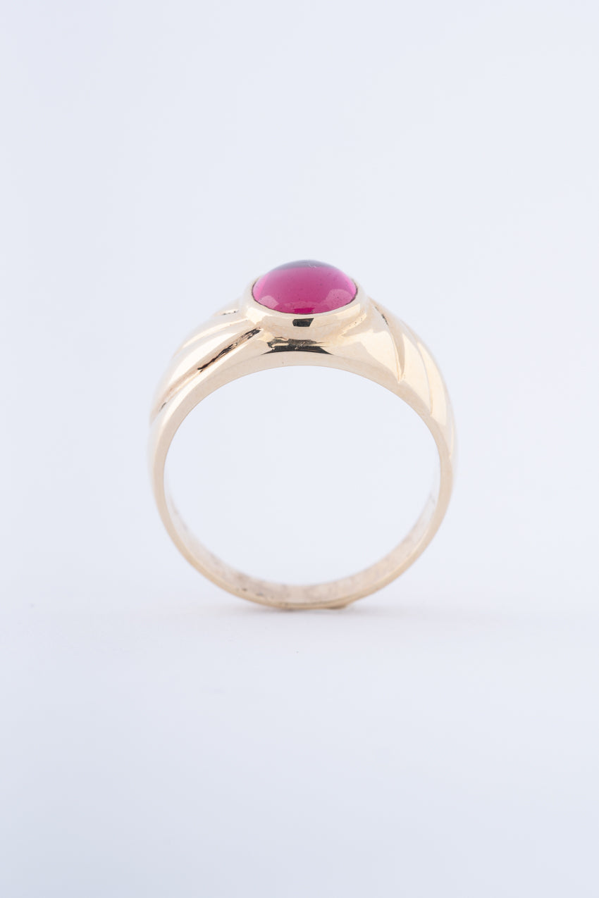 Gouden heren ring met een synth. robijn