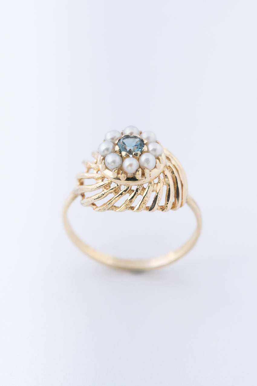 Gouden entourage ring met blauwe topaas en parels