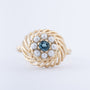 Gouden entourage ring met blauwe topaas en parels