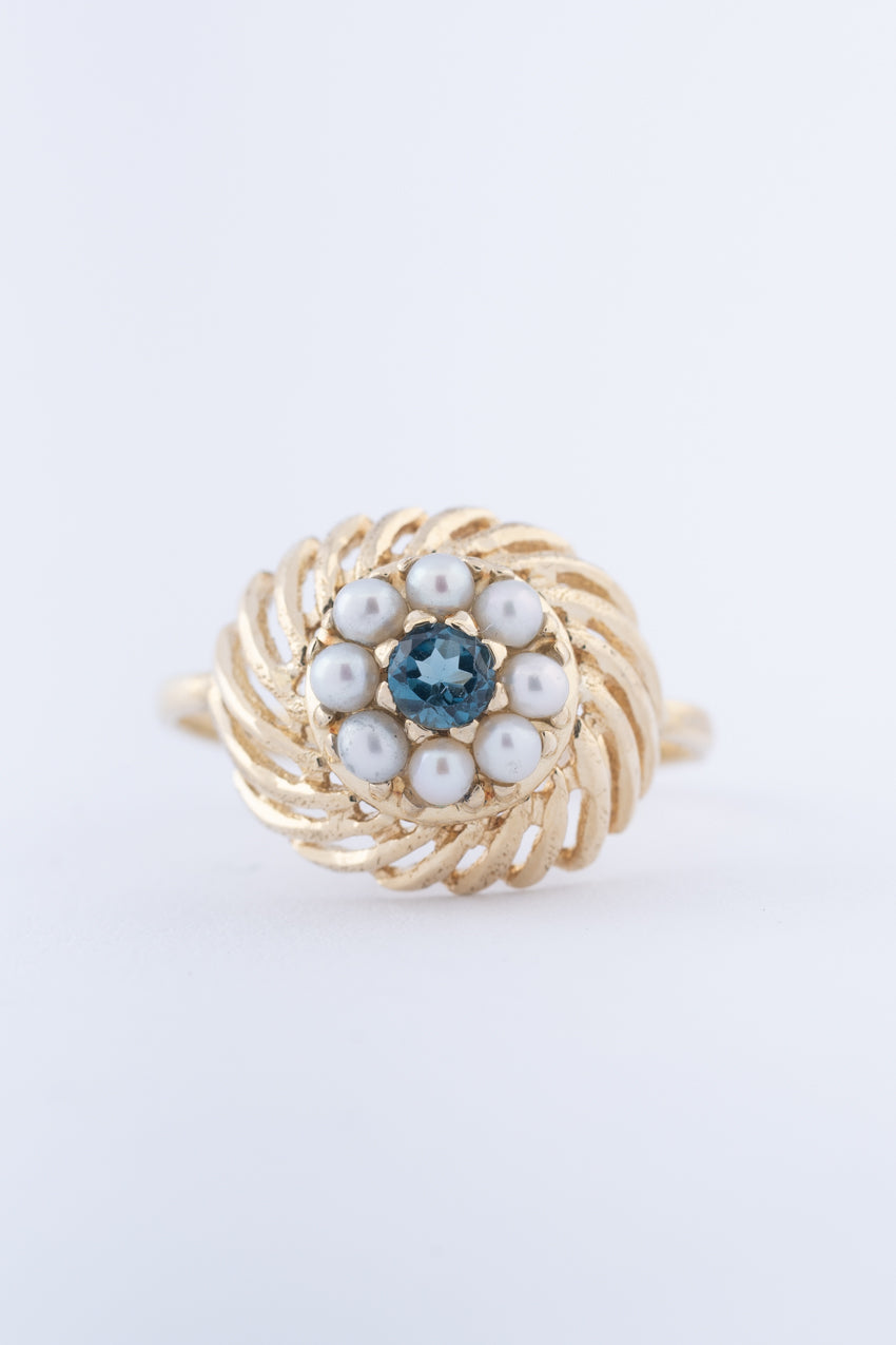 Gouden entourage ring met blauwe topaas en parels