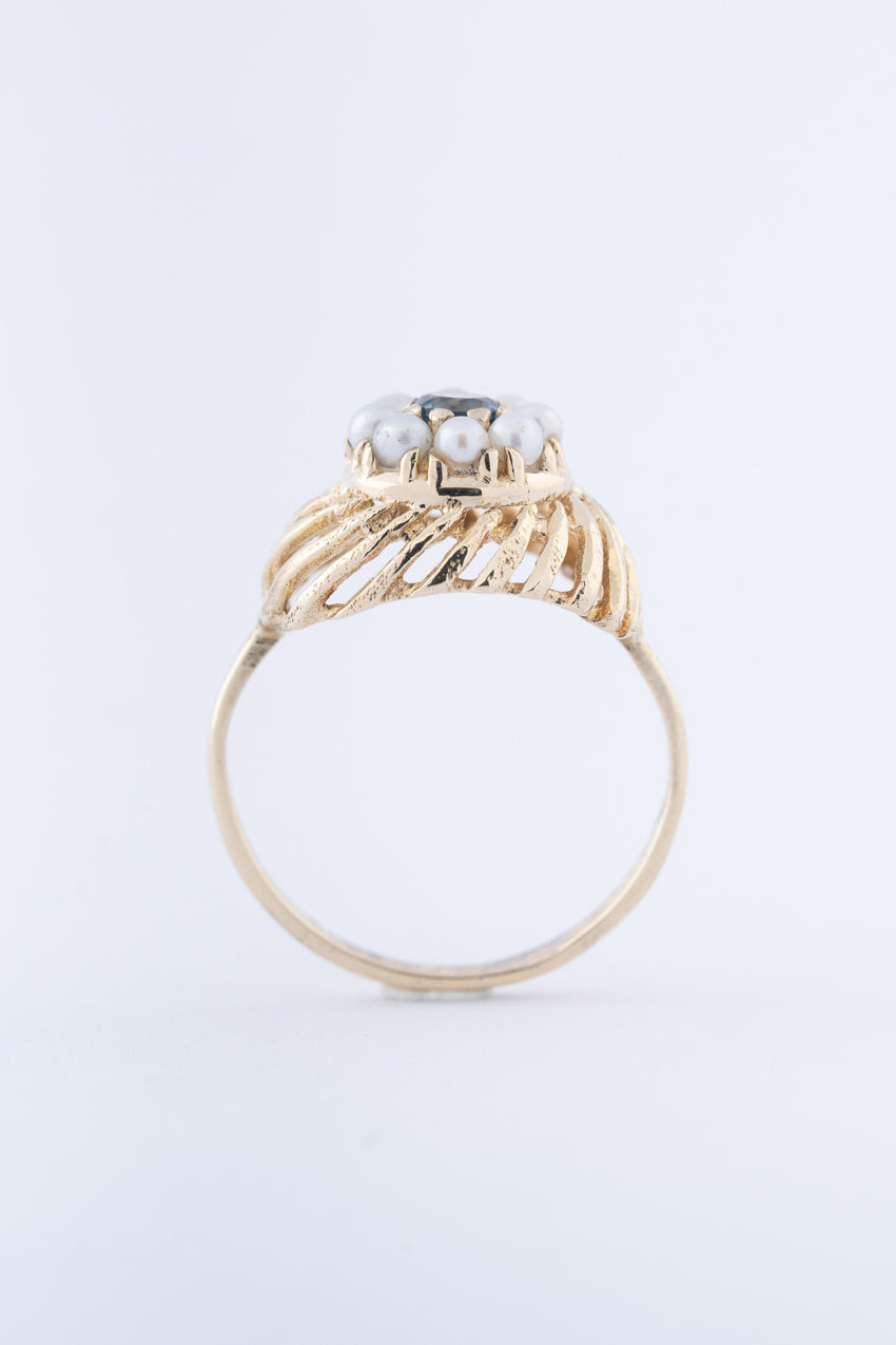 Gouden entourage ring met blauwe topaas en parels