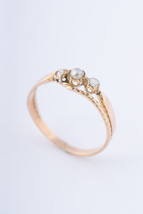 Antieke gouden ring met parel en roos geslepen diamanten