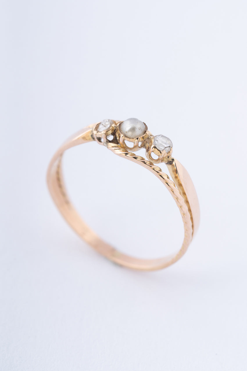 Antieke gouden ring met parel en roos geslepen diamanten