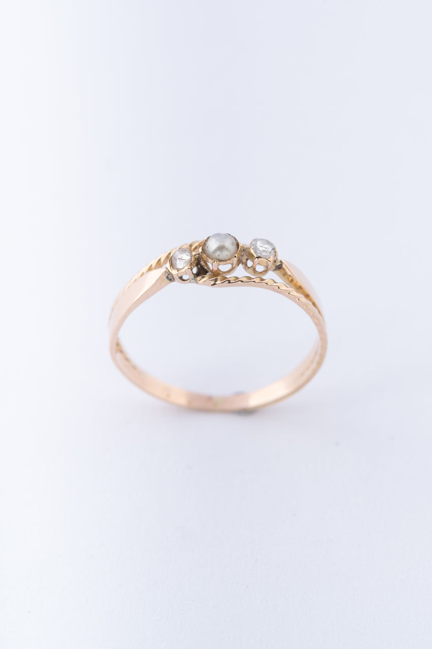 Antieke gouden ring met parel en roos geslepen diamanten