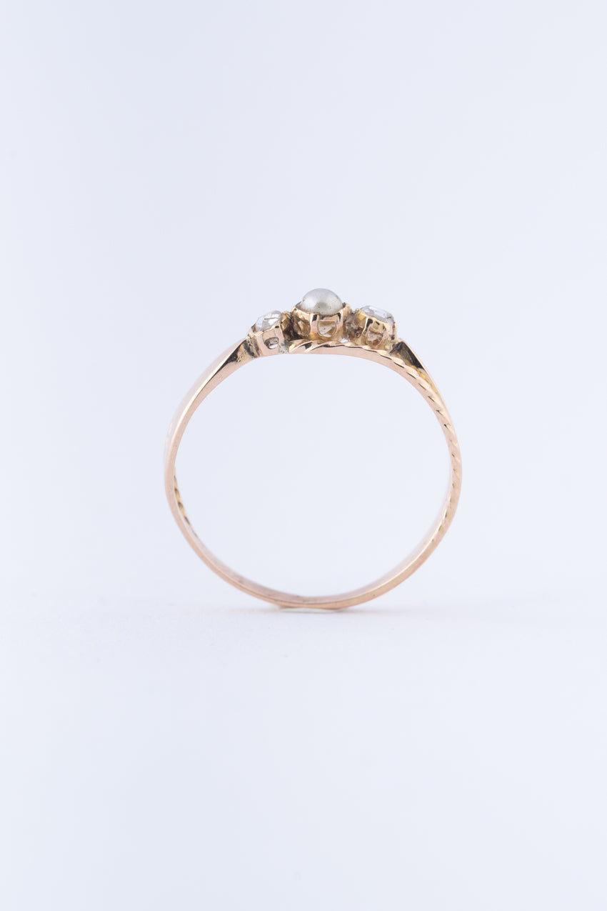 Antieke gouden ring met parel en roos geslepen diamanten