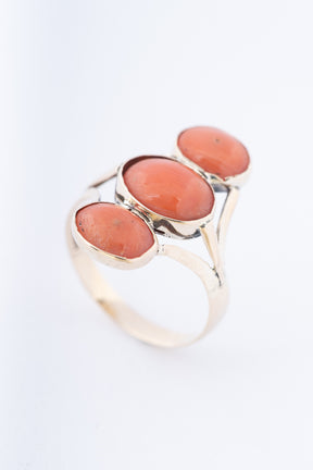 Antieke ring met 3 bloedkoralen