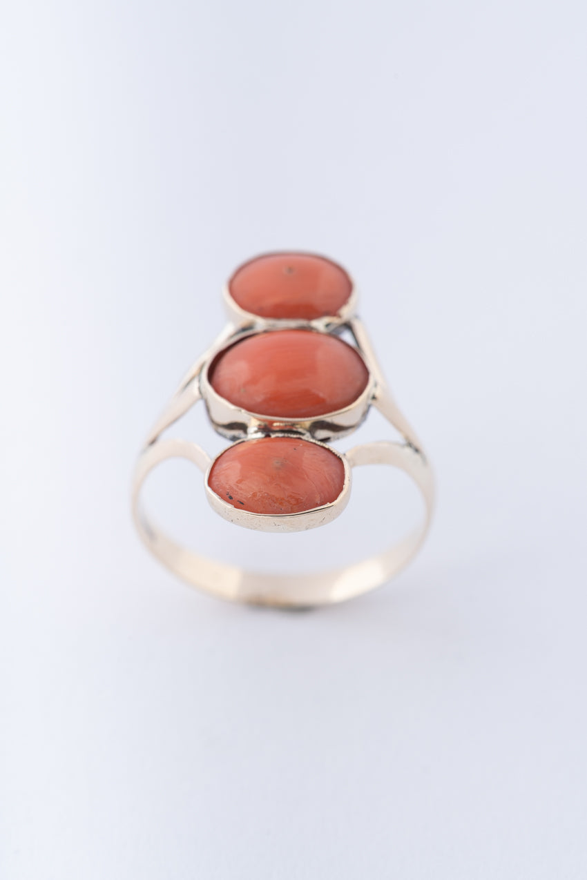 Antieke ring met 3 bloedkoralen