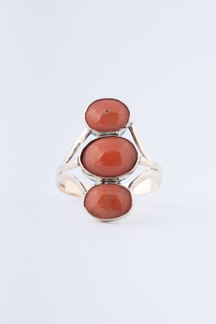 Antieke ring met 3 bloedkoralen