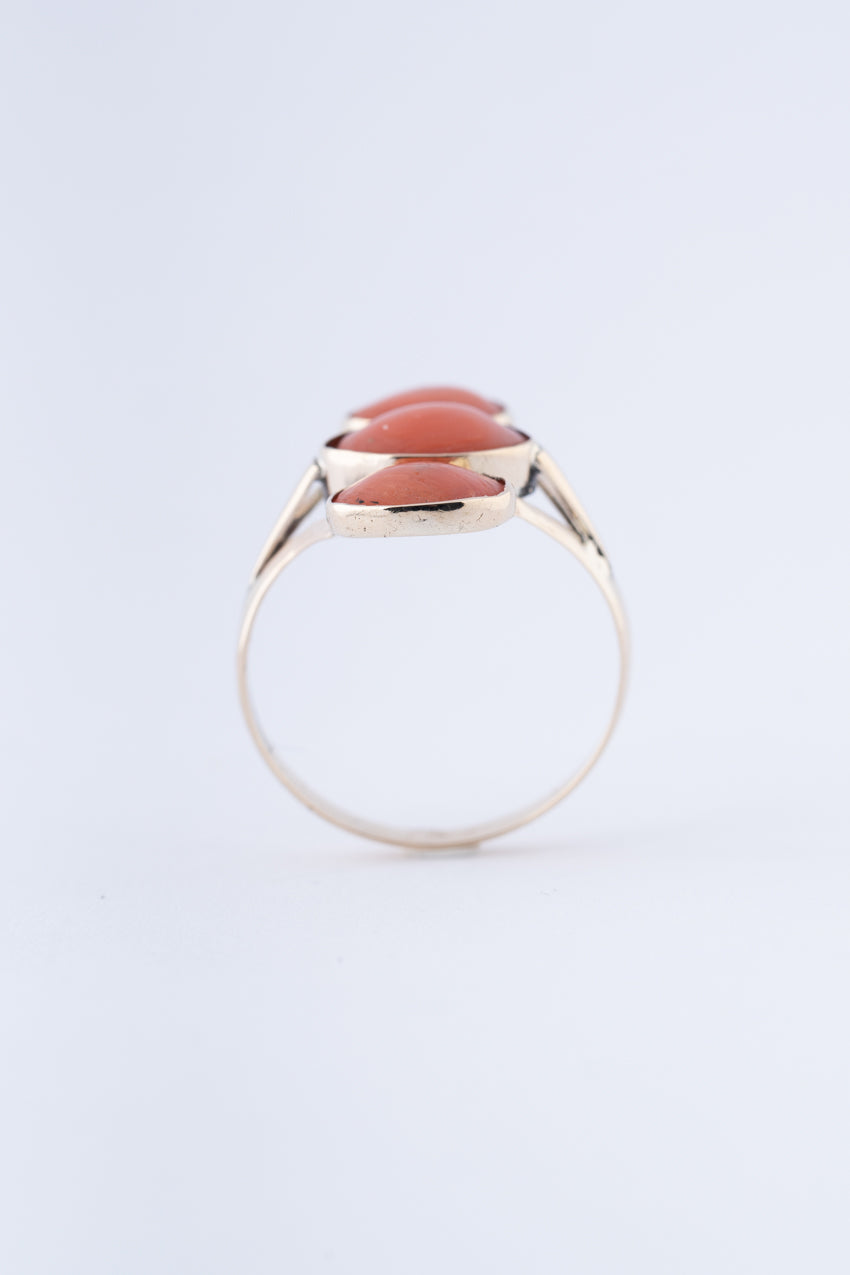 Antieke ring met 3 bloedkoralen