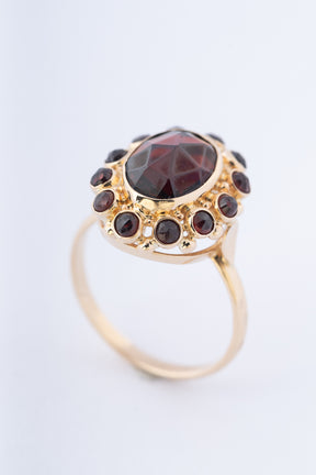 Gouden entourage ring met granaten