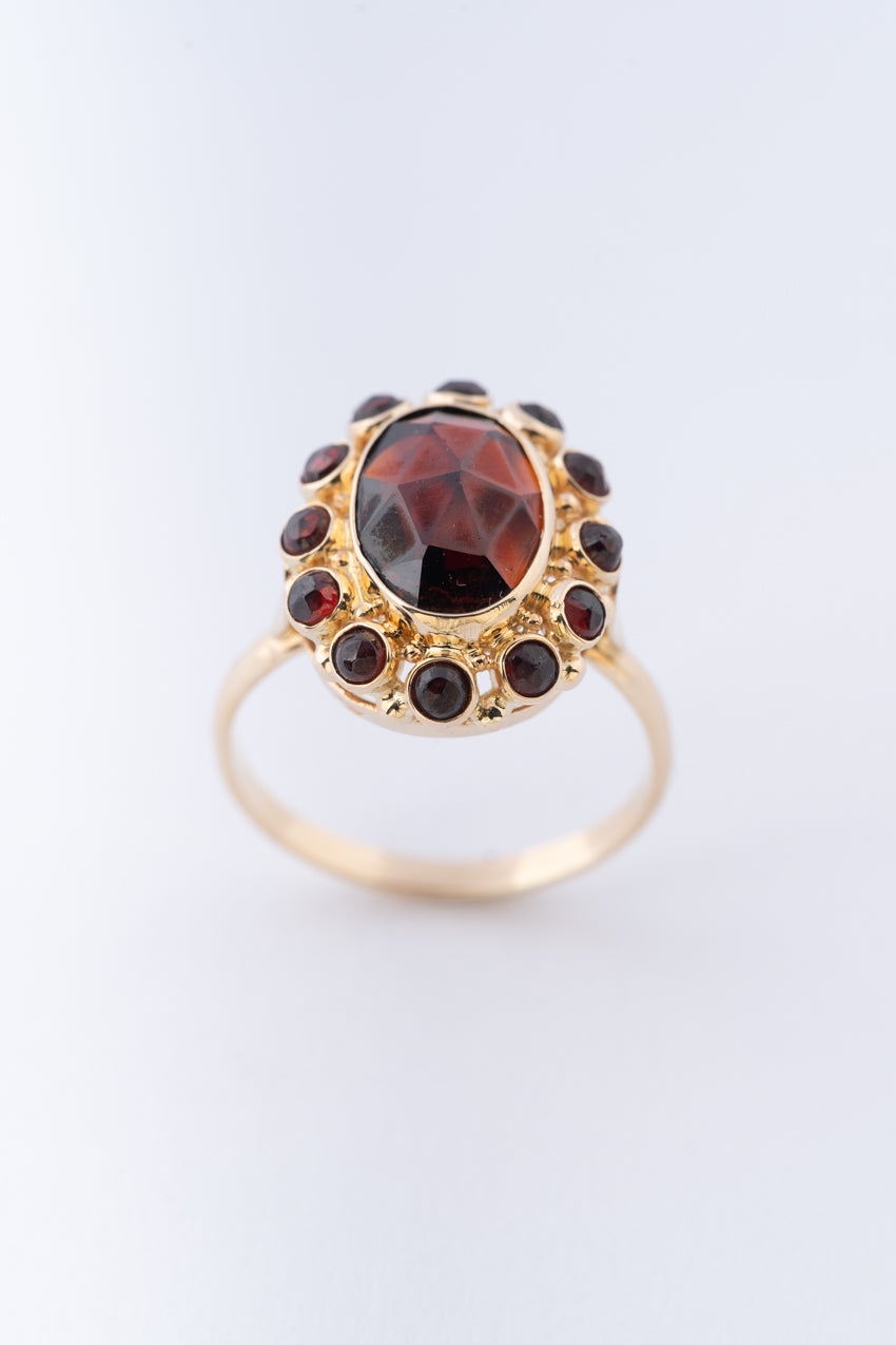 Gouden entourage ring met granaten