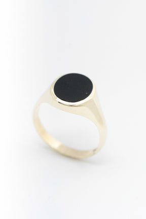 Geel gouden ovale monogram ring met onyx
