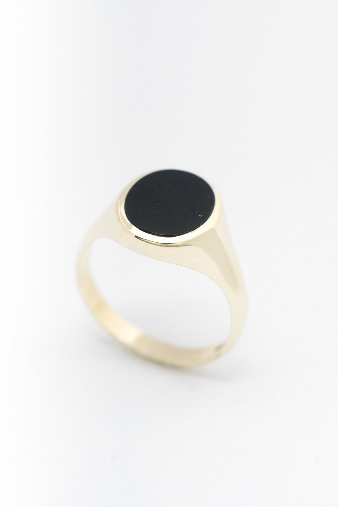 Geel gouden ovale monogram ring met onyx