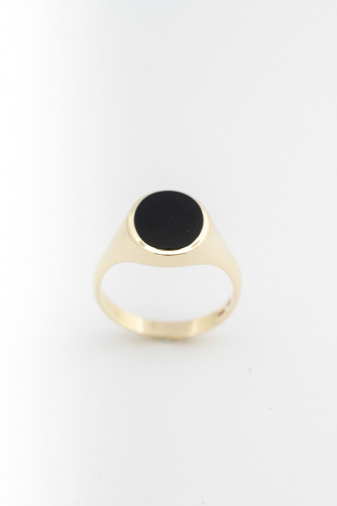 Geel gouden ovale monogram ring met onyx