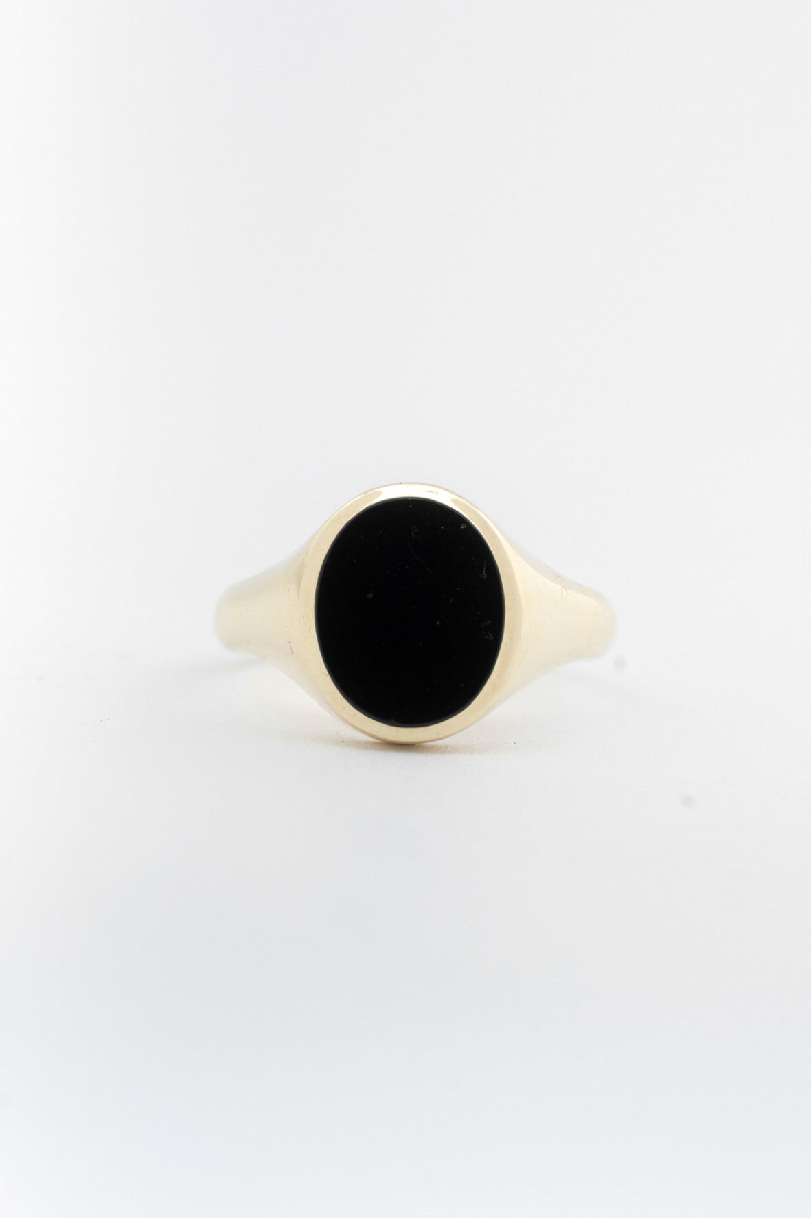 Geel gouden ovale monogram ring met onyx