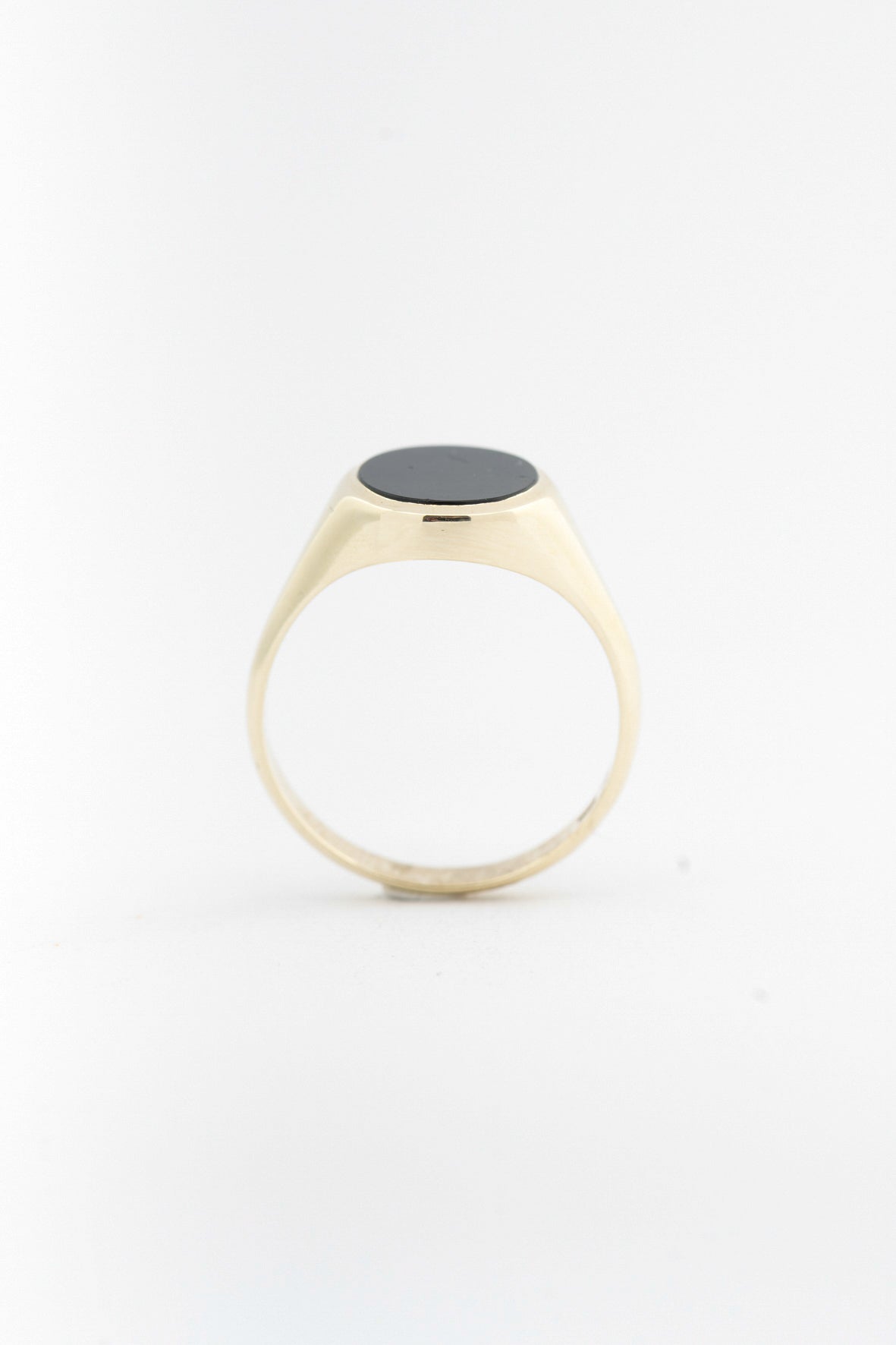Geel gouden ovale monogram ring met onyx