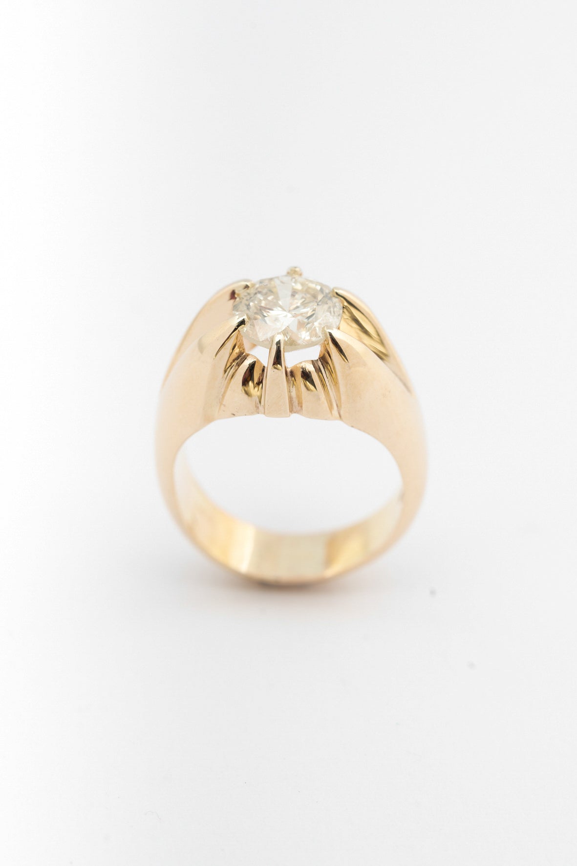 Geel gouden massieve ring met briljant 2.1 ct.