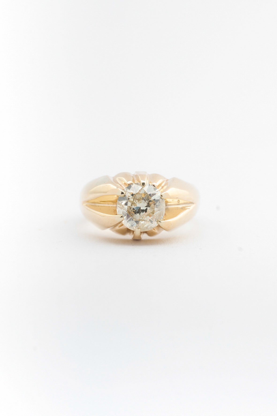 Geel gouden massieve ring met briljant 2.1 ct.