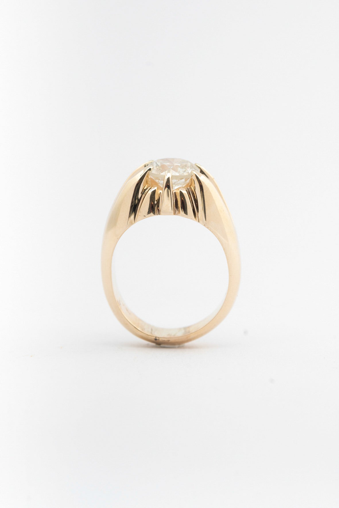 Geel gouden massieve ring met briljant 2.1 ct.