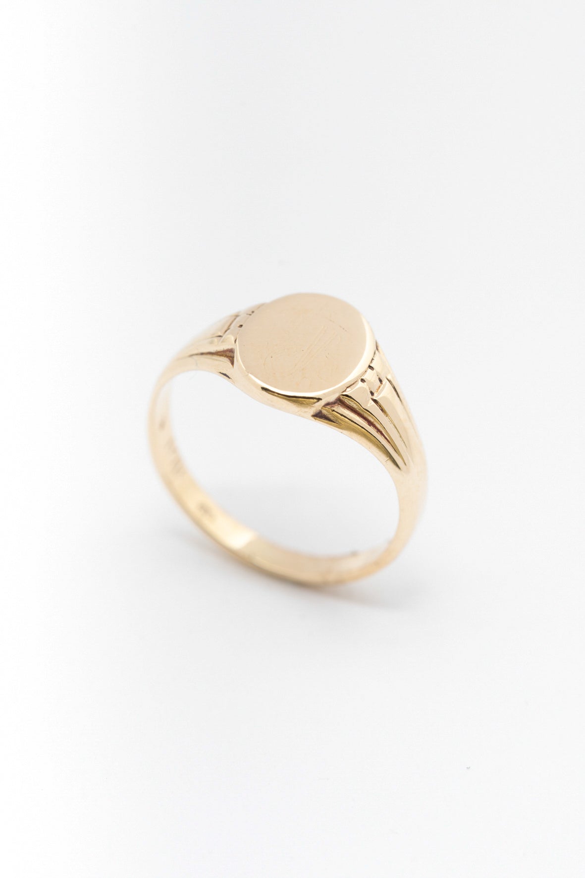 Geel gouden plaat ring met gravering