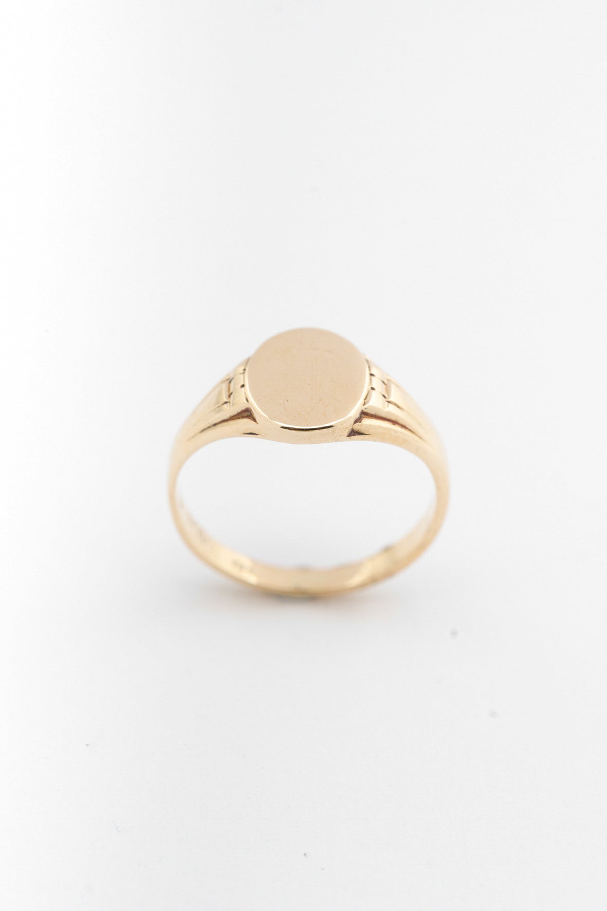 Geel gouden plaat ring met gravering