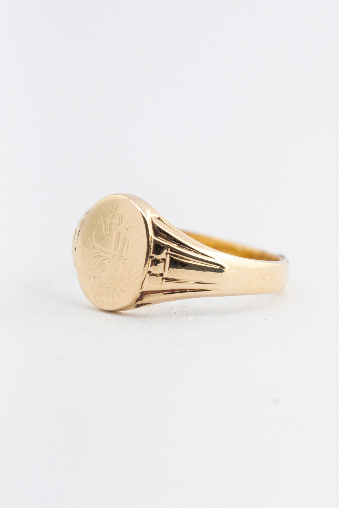 Geel gouden plaat ring met gravering