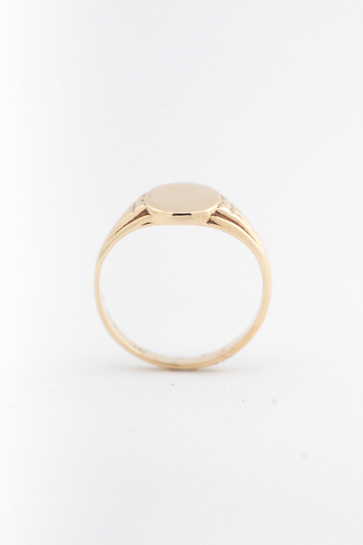 Geel gouden plaat ring met gravering