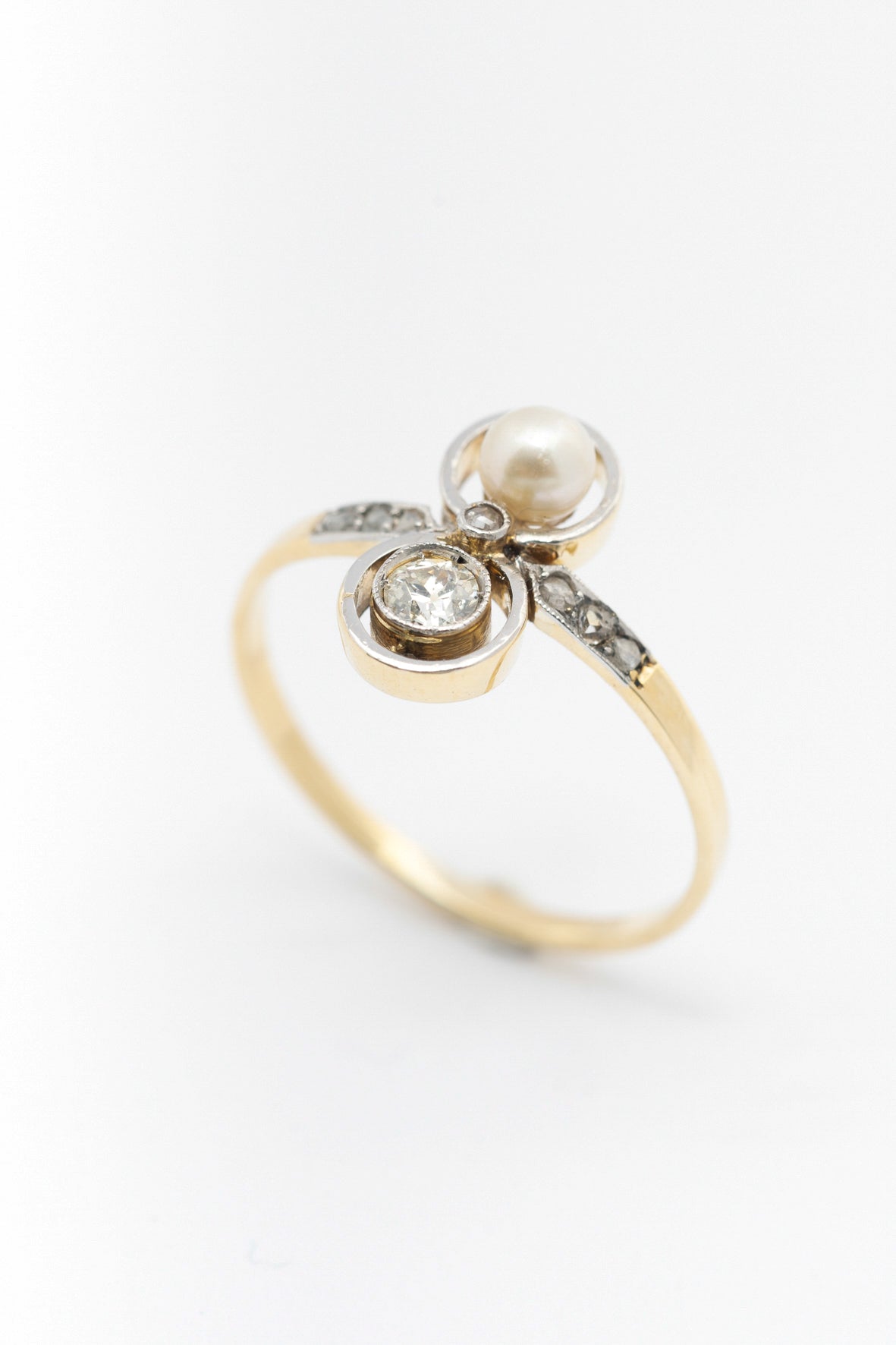 Antique yellow gold ring with pearl, brilliant and diamonds