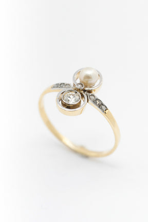 Antique yellow gold ring with pearl, brilliant and diamonds