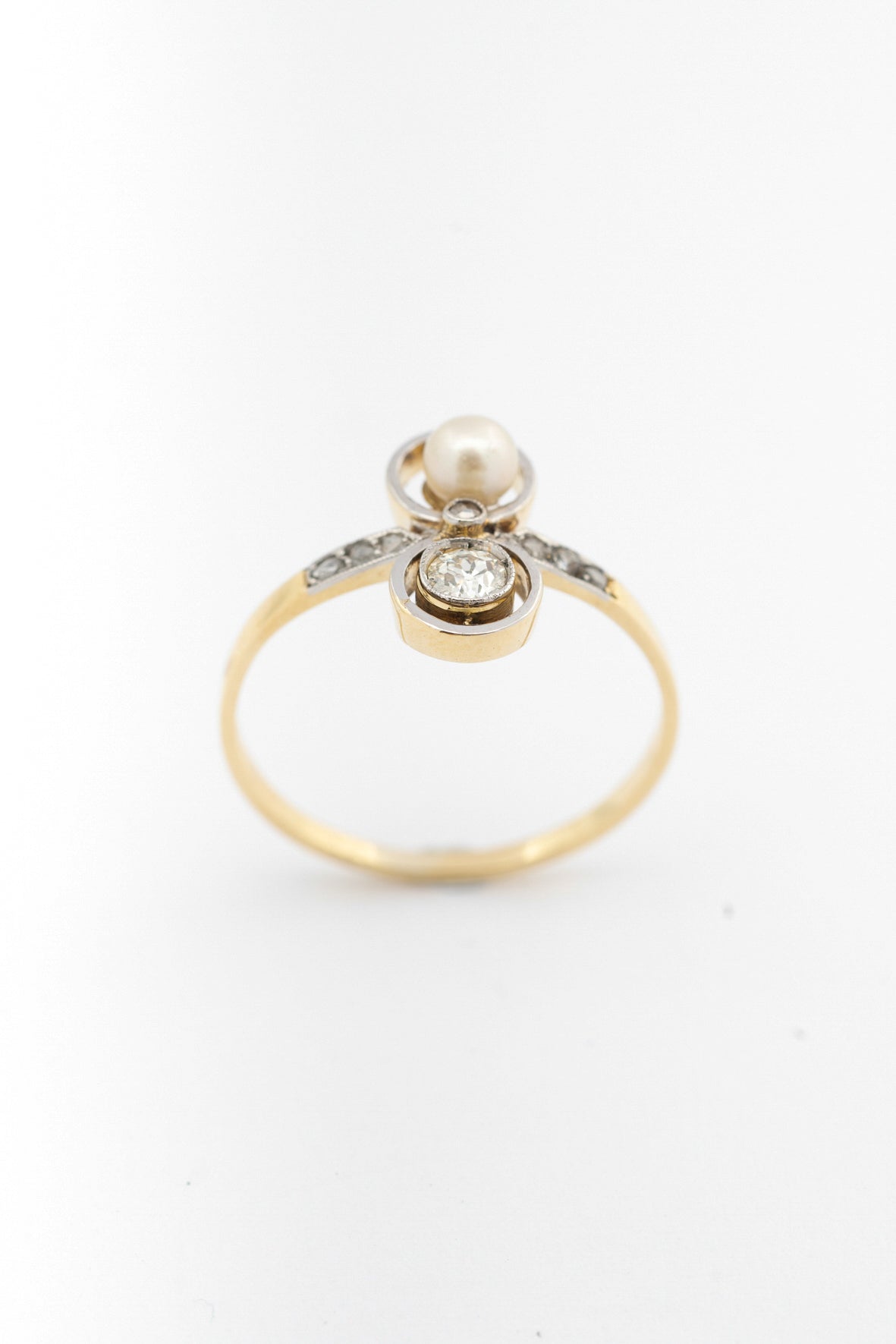 Antique yellow gold ring with pearl, brilliant and diamonds