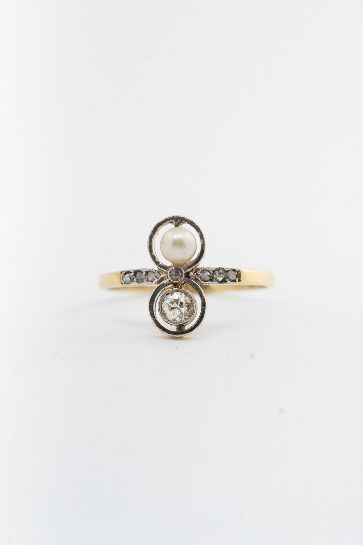 Antique yellow gold ring with pearl, brilliant and diamonds