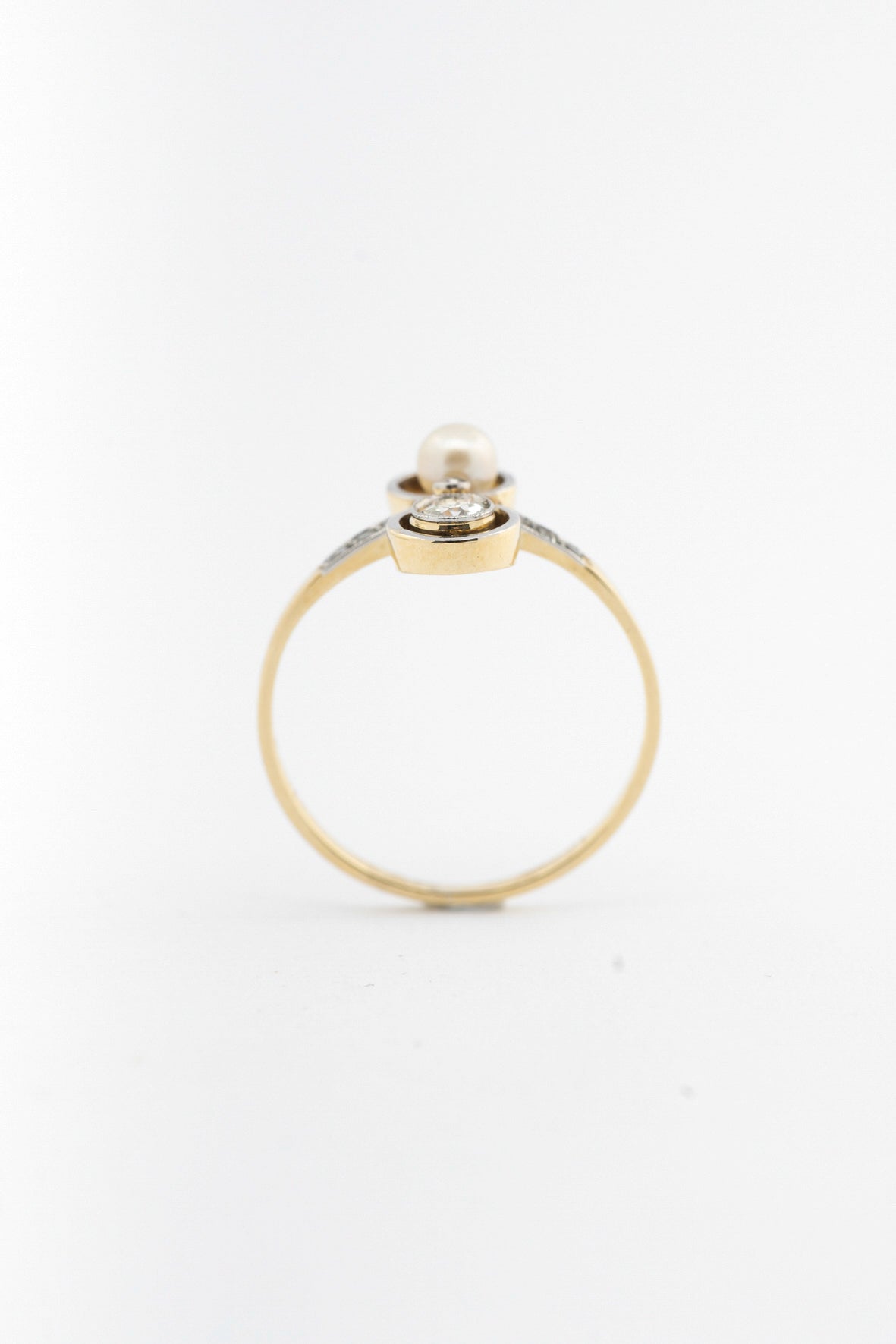 Antique yellow gold ring with pearl, brilliant and diamonds