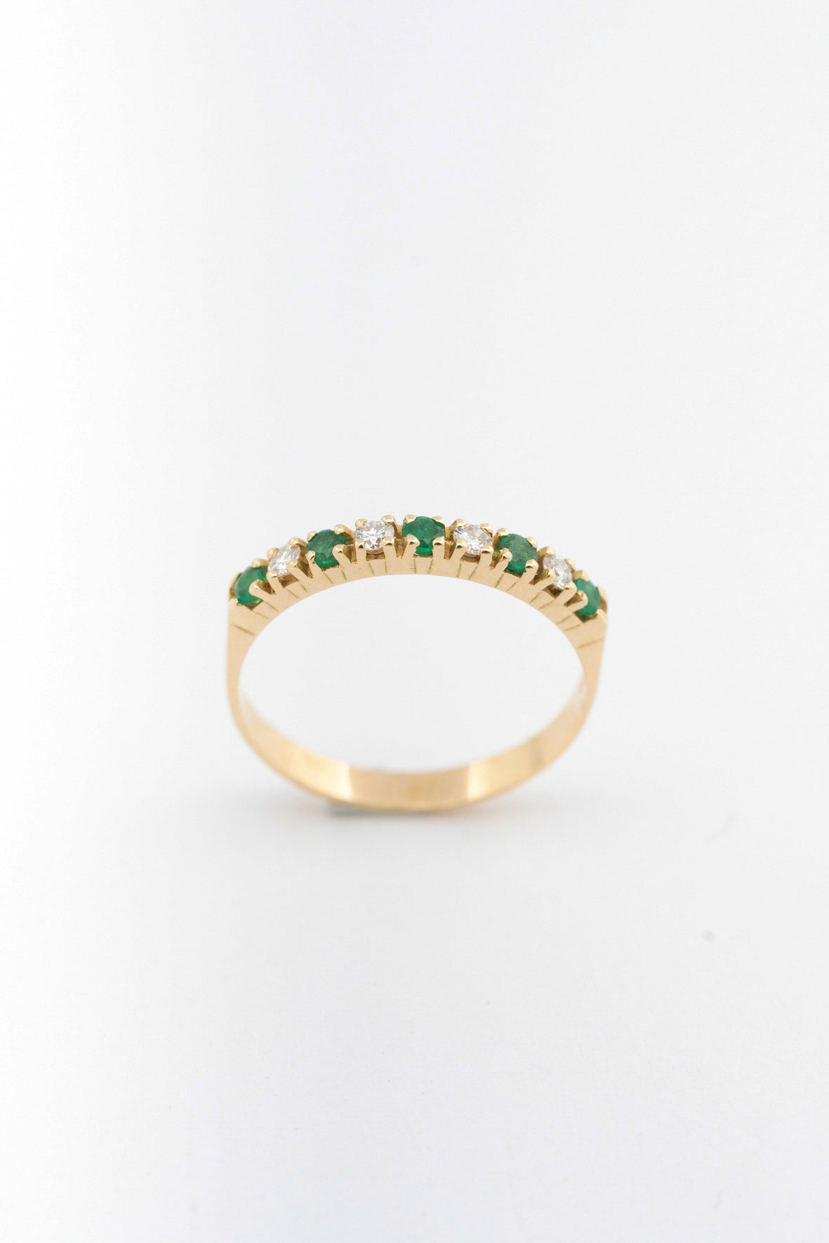 Geel gouden rij ring met smaragden en briljanten