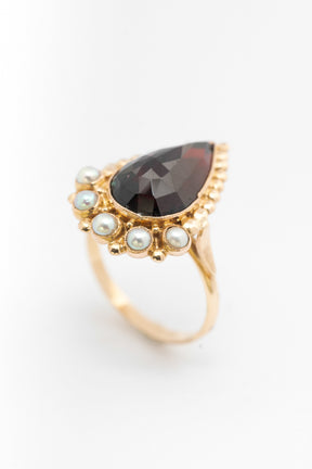 Yellow gold ring with pear-shaped garnet and pearls