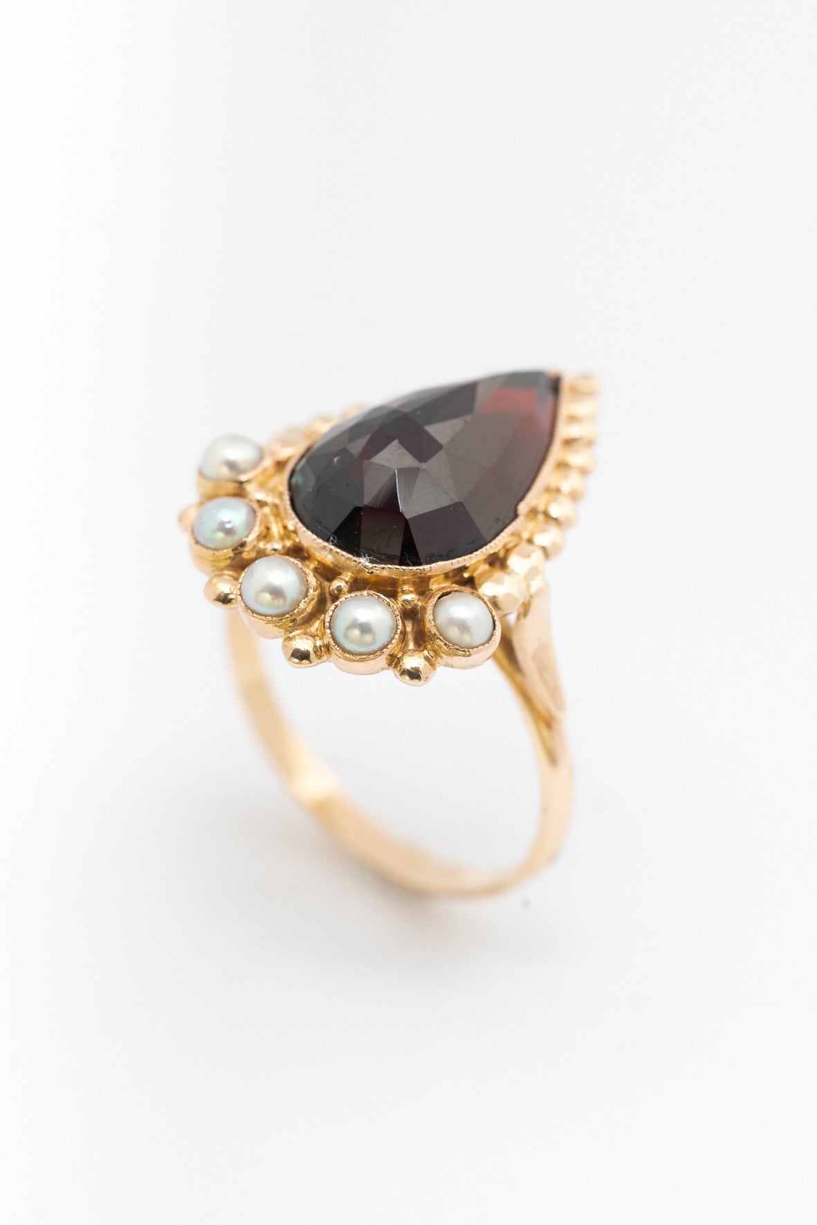 Geel gouden ring met peervormige granaat en parels