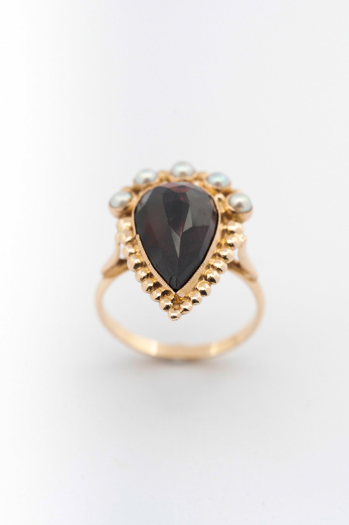 Geel gouden ring met peervormige granaat en parels
