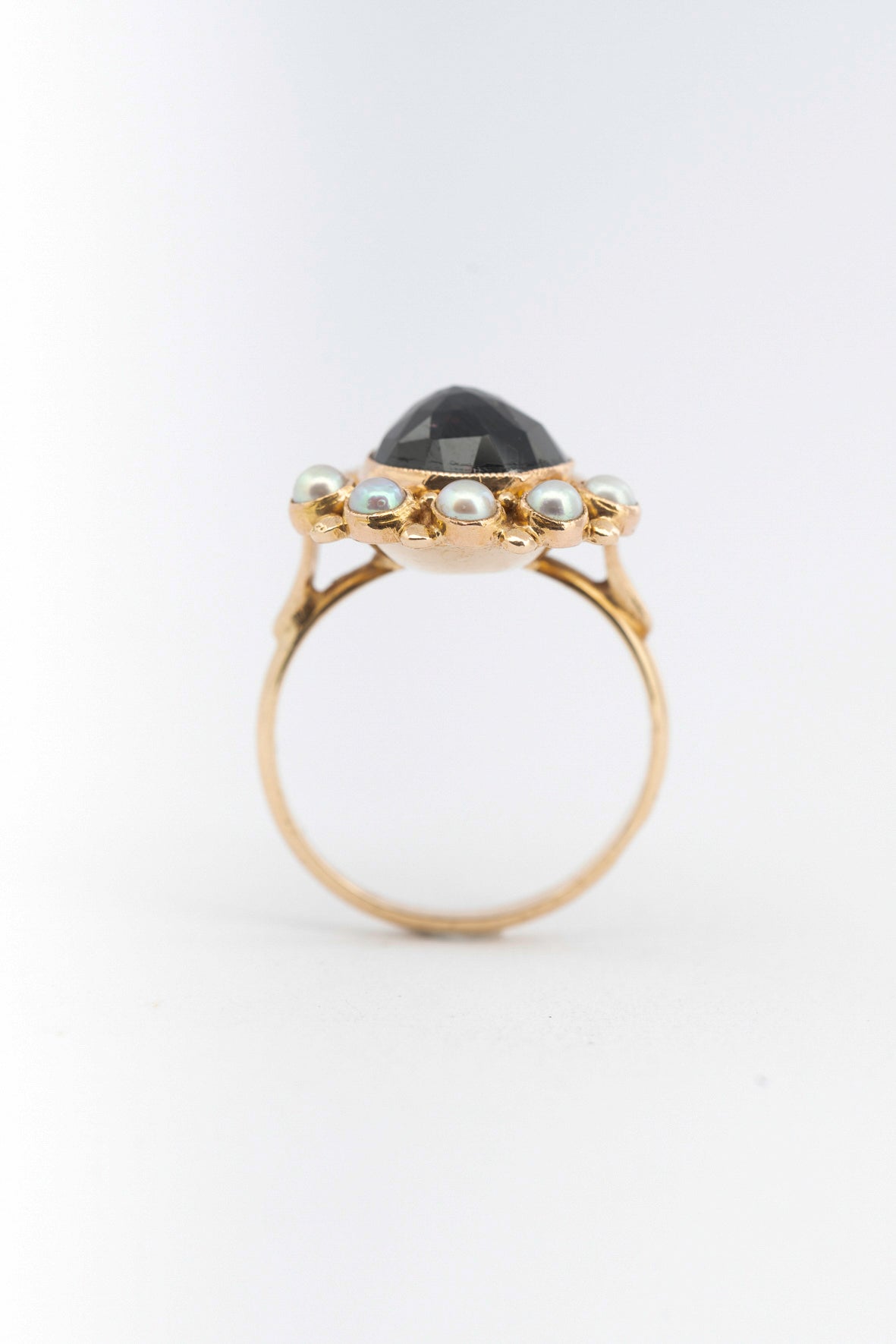 Yellow gold ring with pear-shaped garnet and pearls