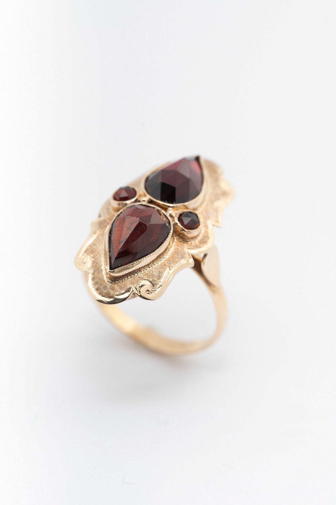 Yellow gold ring with garnets
