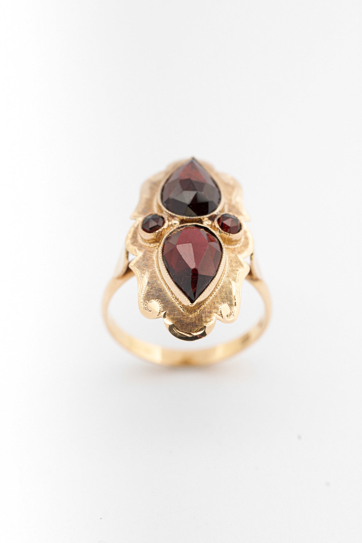 Yellow gold ring with garnets