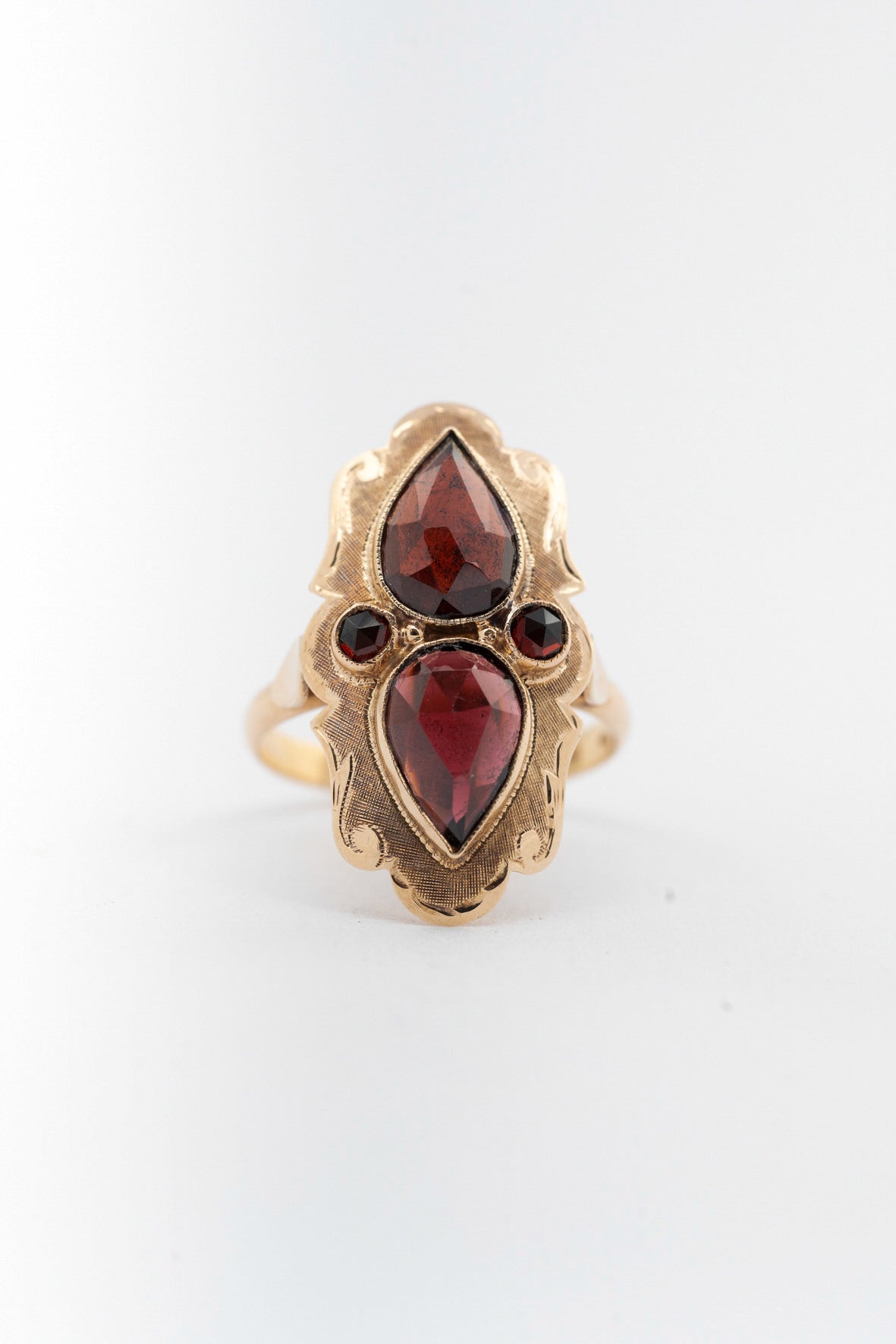 Yellow gold ring with garnets