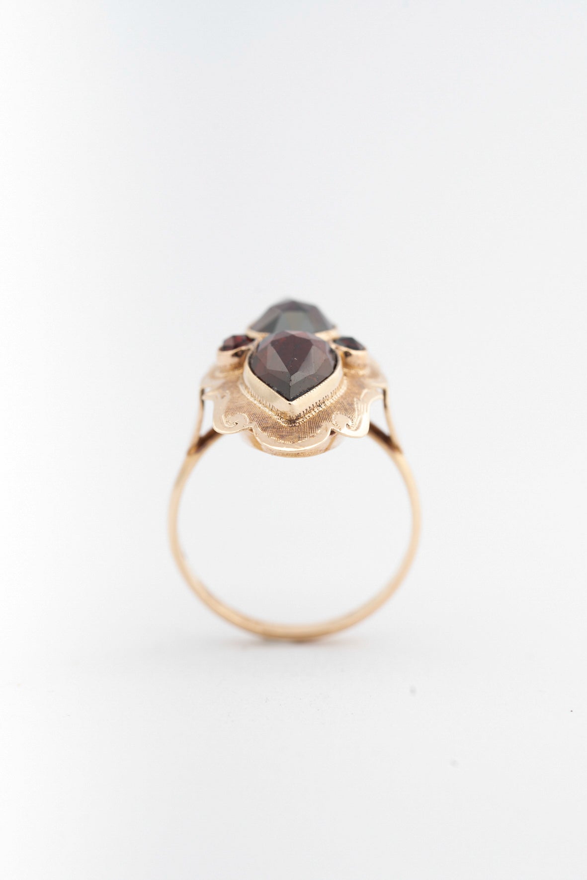 Yellow gold ring with garnets