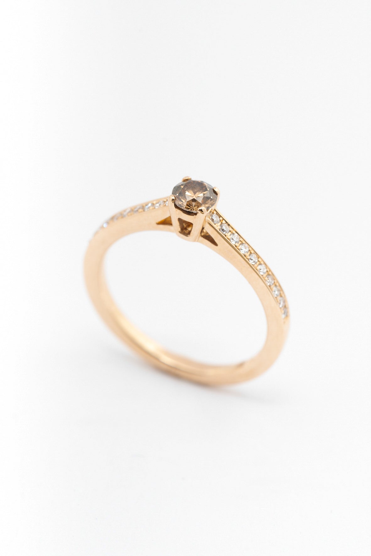 Geel gouden solitair ring met bruine diamant en briljanten