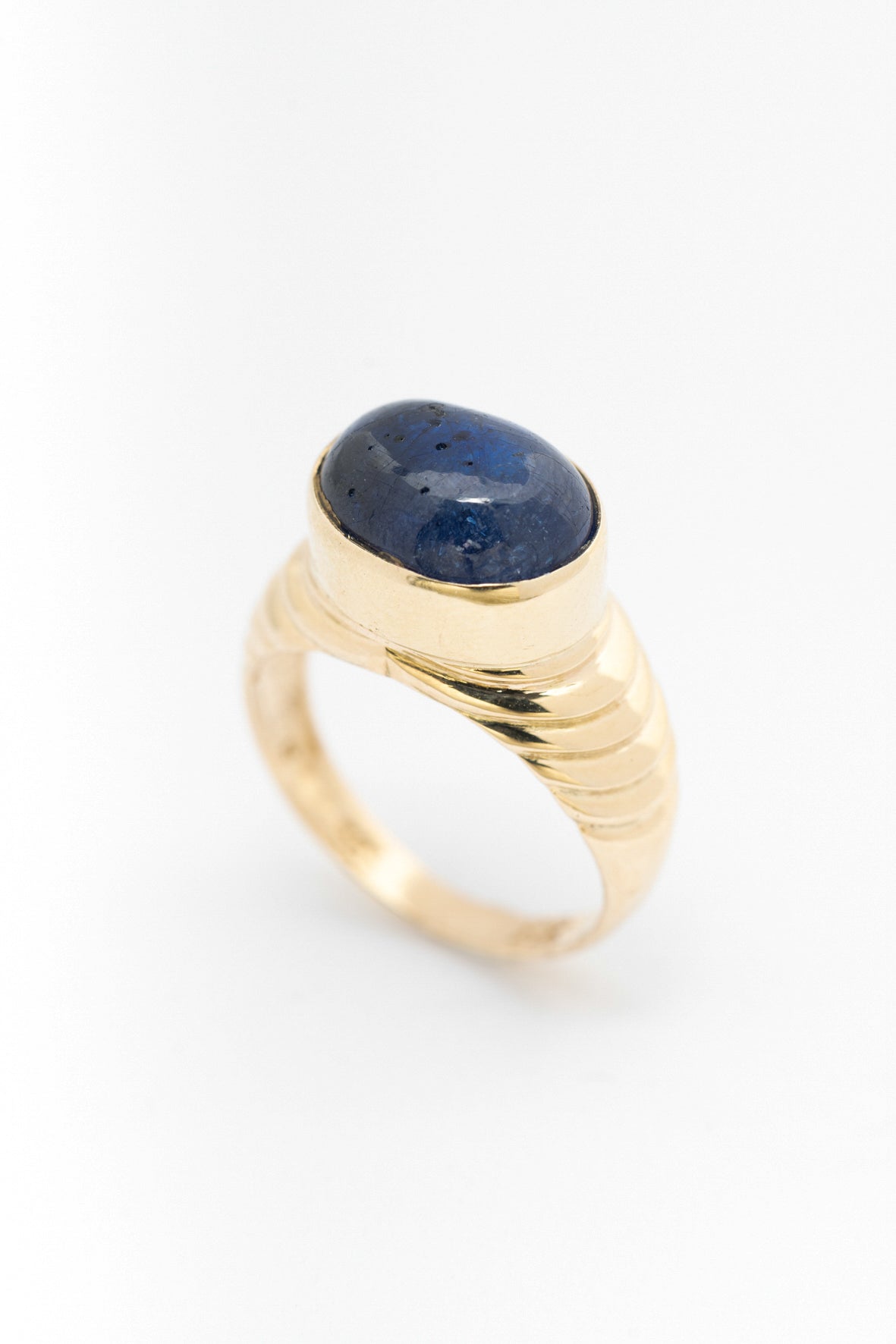 Geel gouden ring met synthetische saffier