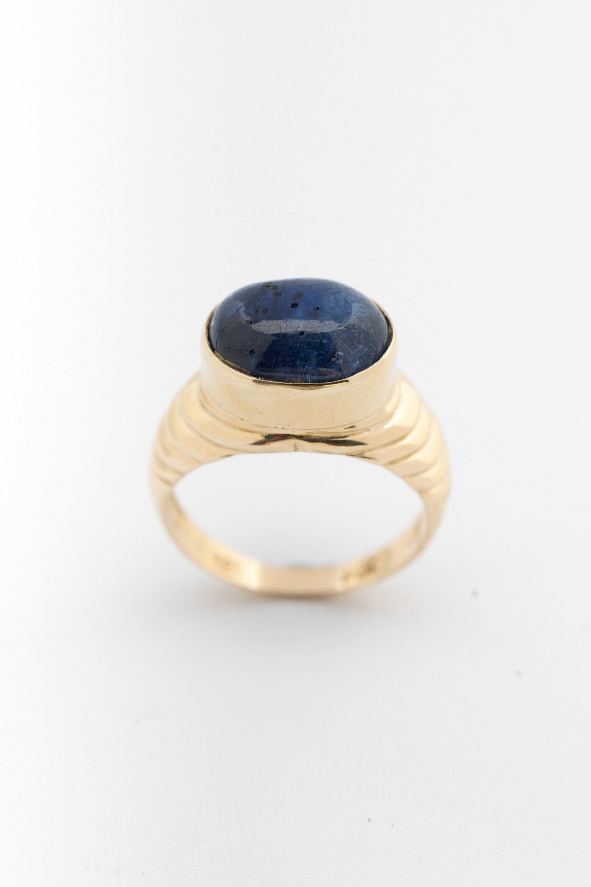 Geel gouden ring met synthetische saffier