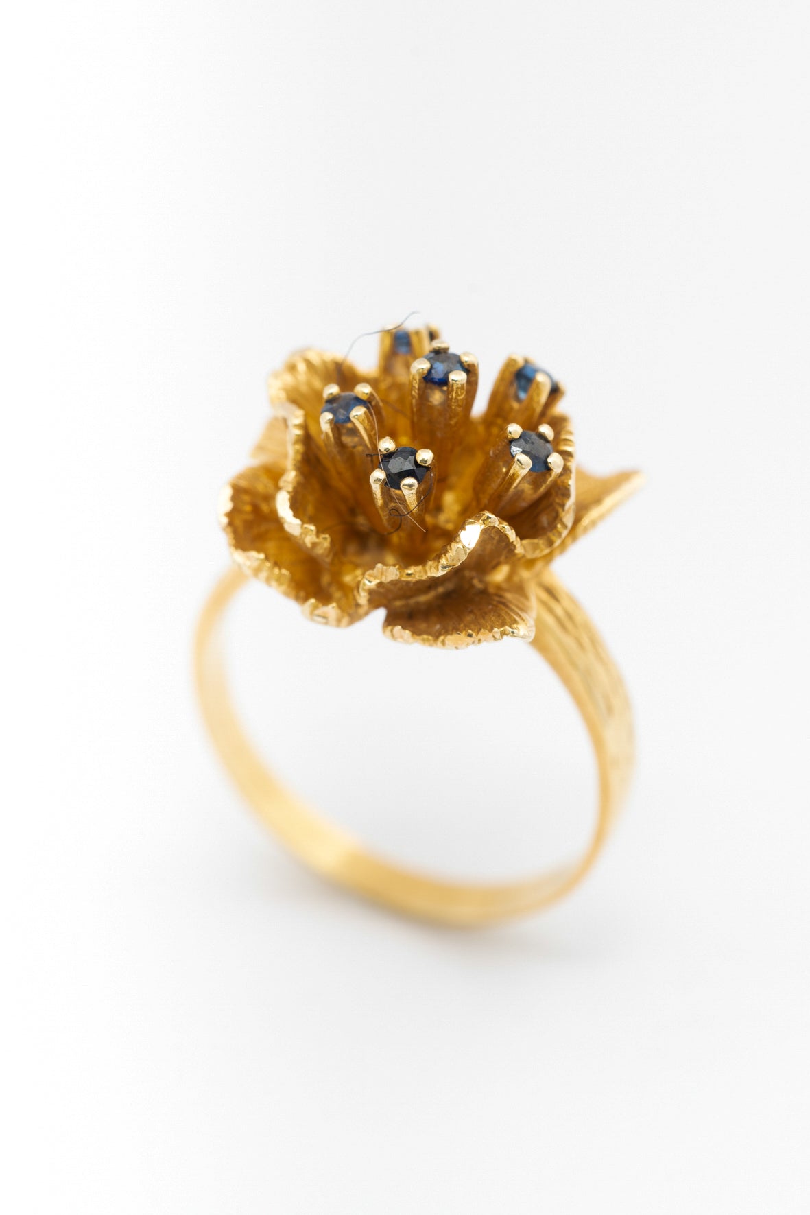 Geel gouden bloem ring met saffieren