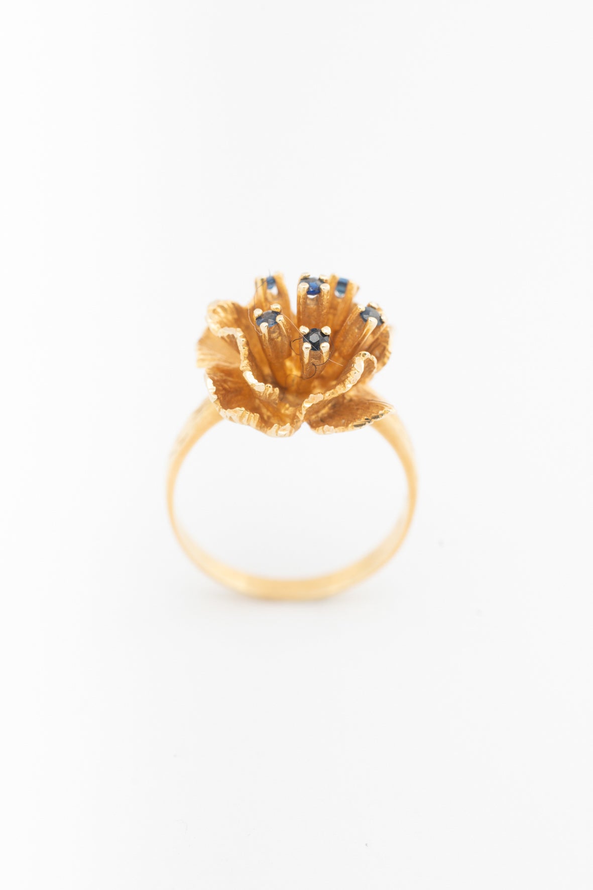 Geel gouden bloem ring met saffieren