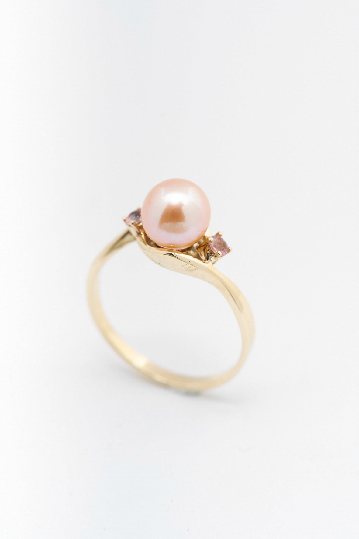 Geel gouden ring met roze cultivé parel en rozenkwartsen