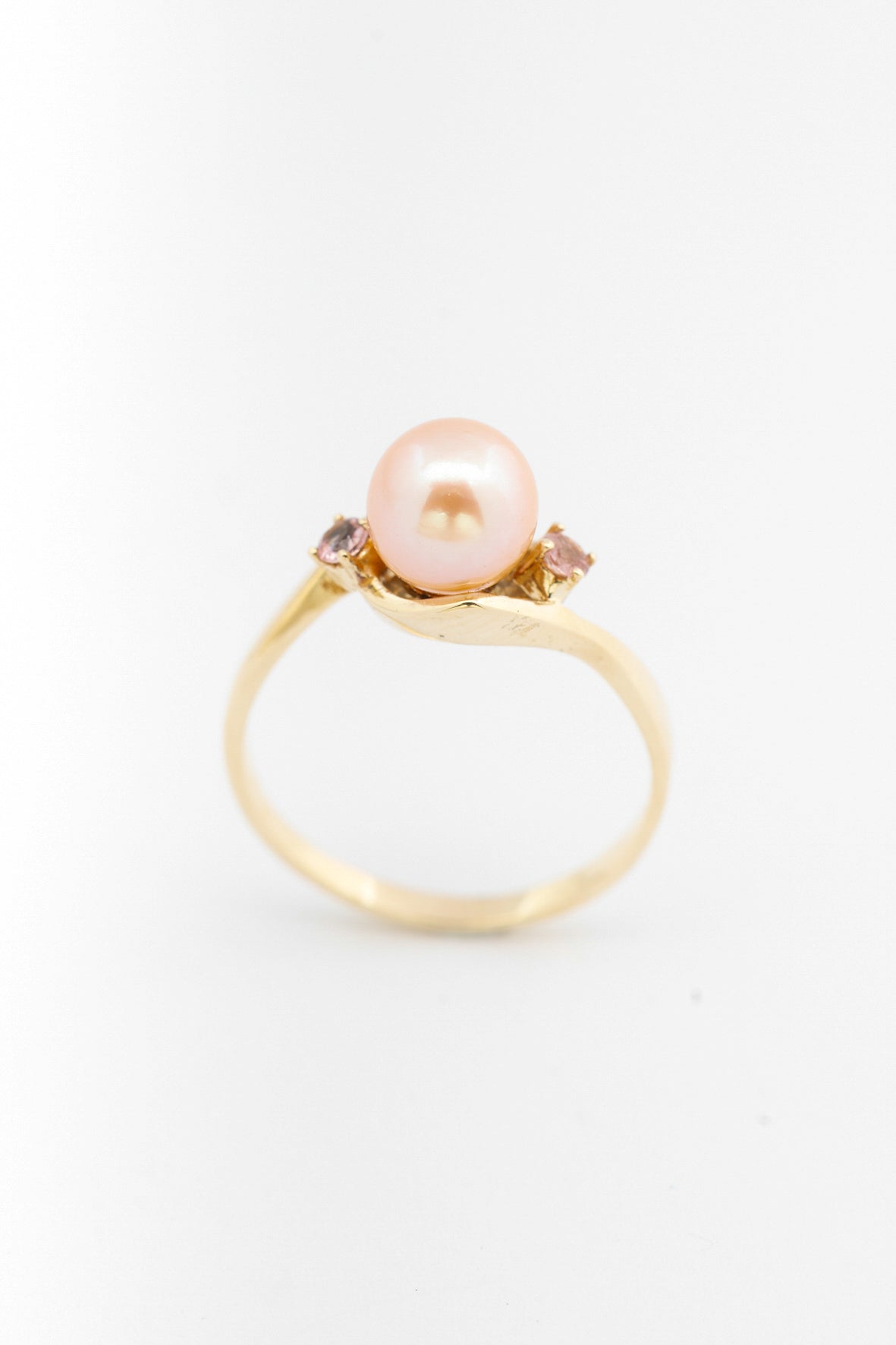 Geel gouden ring met roze cultivé parel en rozenkwartsen