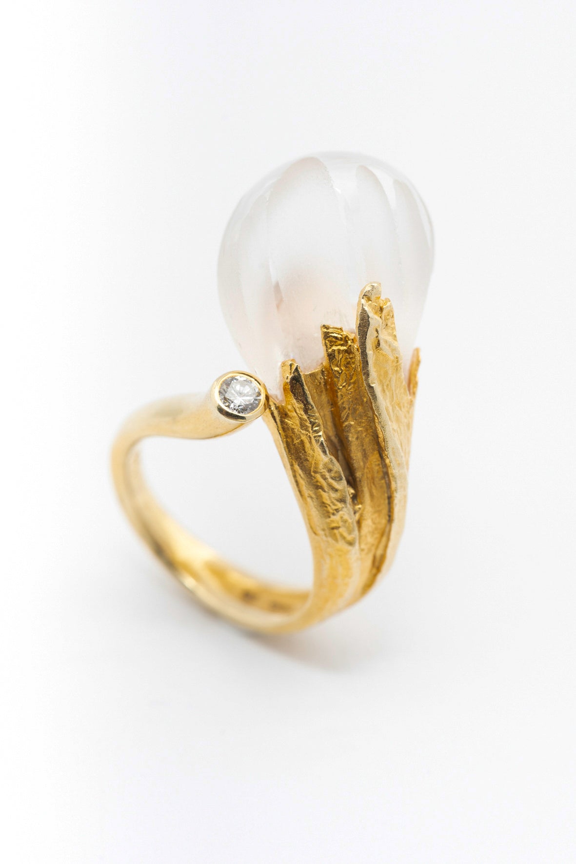 Geel gouden ring met berg kristal en een briljant, Scandinavisch design